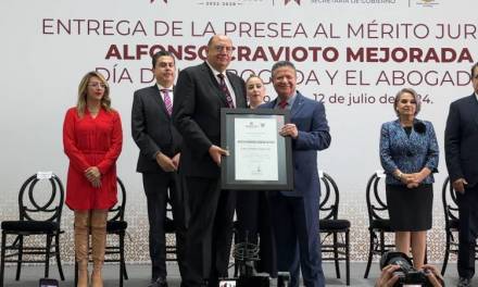 Entrega Menchaca Salazar presea al Mérito Jurídico 2024